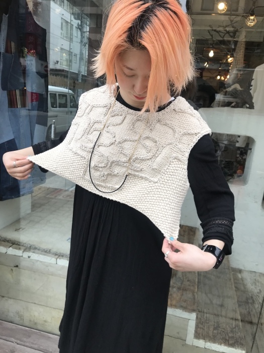 【キャピタル】ハンドニット　アイヌ刺しベスト(キナリ, size1) キャピタル】ハンドニット アイヌ刺しベスト(キナリ, size1)
