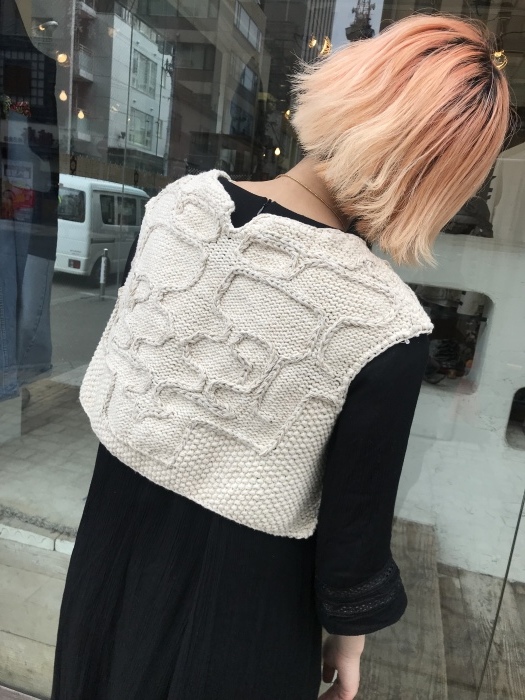 【キャピタル】ハンドニット　アイヌ刺しベスト(キナリ, size1) キャピタル】ハンドニット アイヌ刺しベスト(キナリ, size1