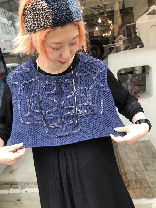 【キャピタル】ハンドニット　アイヌ刺しベスト(キナリ, size1) キャピタル】ハンドニット アイヌ刺しベスト(キナリ, size1)