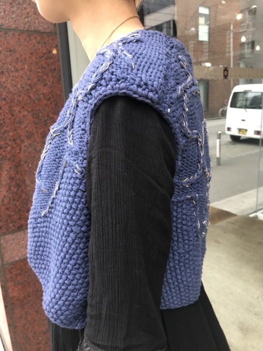 【キャピタル】ハンドニット　アイヌ刺しベスト(キナリ, size1) キャピタル】ハンドニット アイヌ刺しベスト(キナリ, size1)