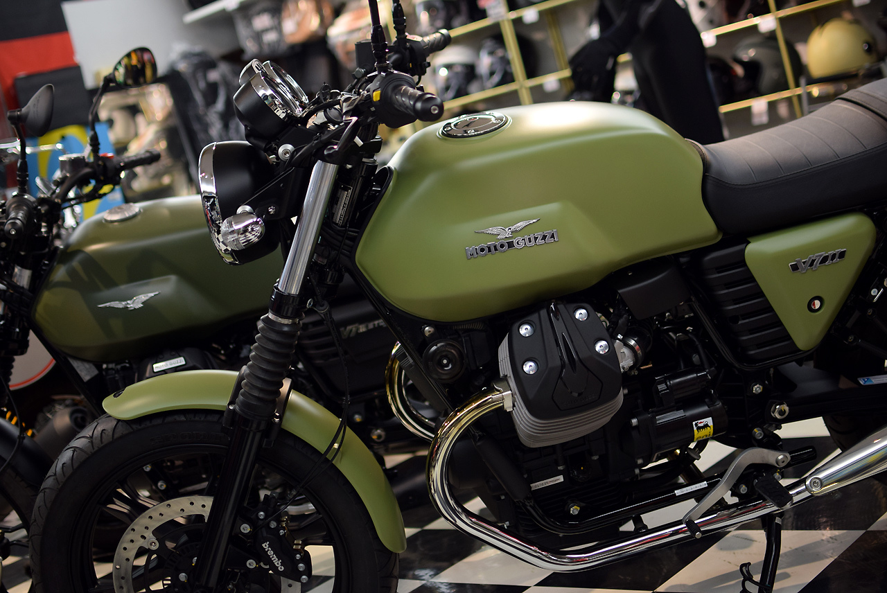 正規品質保証】MOTO GUZZI V7 RACER モトグッチタンク新車外し タンク