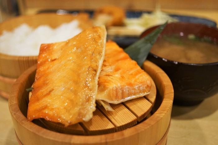 ■【グルメ】■新鮮な牡蠣と魚の炭火焼き酒場「５１０水産」にて一人で食事しました。】_b0033423_22390113.jpg