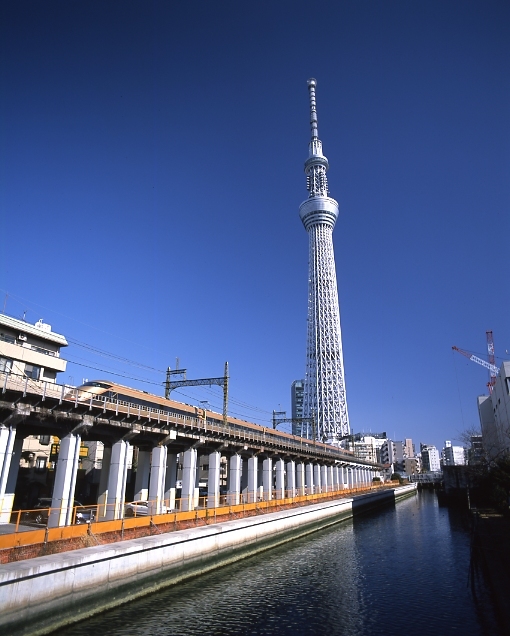 スペーシア号と東京スカイツリー 銀塩写真の時間