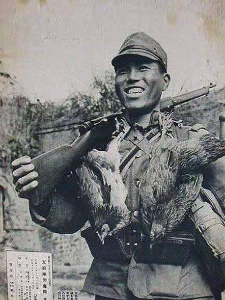 南京大屠殺(1937年12月)照片展中的搶雞賊~_e0040579_11082216.jpg
