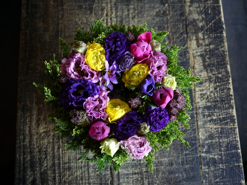 お母様の古希のお祝いにリース型アレンジメント 紫濃淡ベース 黄色やピンクのアクセント 若々しく明るいイメージ 大阪市大東市に発送 18 04 13着 札幌 花屋 Mell Flowers