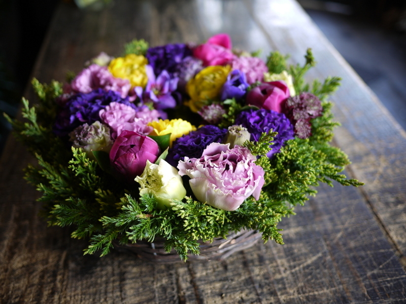 お母様の古希のお祝いにリース型アレンジメント 紫濃淡ベース 黄色やピンクのアクセント 若々しく明るいイメージ 大阪市大東市に発送 18 04 13着 札幌 花屋 Mell Flowers