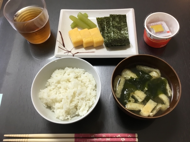 しらゆり荘朝食 卵焼き 味のり ふきの煮物 納豆 ご飯 味噌汁 今日の献立