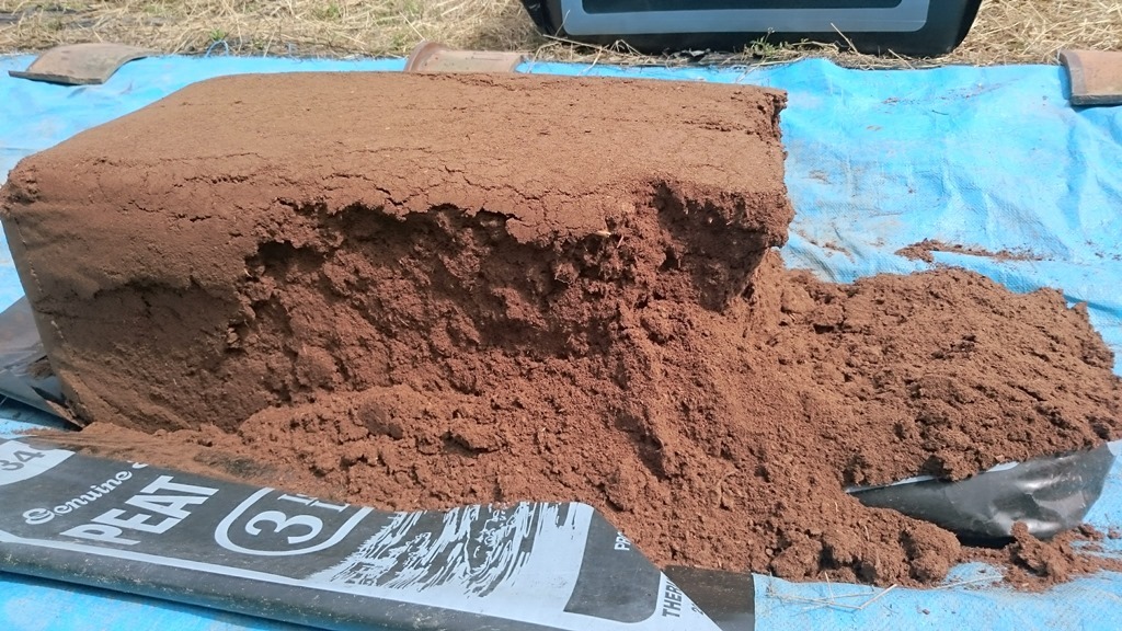 ブルーベリー植付け穴の土壌改良 その2 (ピートモス準備)_d0358272_00140459.jpg