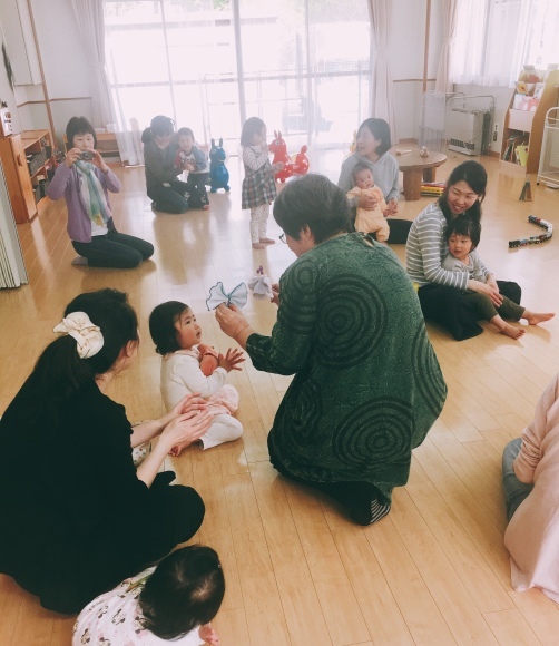 ４月１８日(水)１３：３０〜１４：３０「親子ふれあい絵本♪うた♪あそび♪」_f0223705_15392705.jpeg