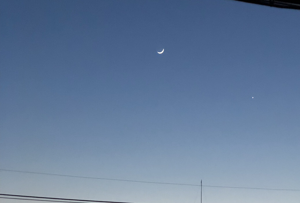 西の空に光る三日月と金星 埼玉でのんびり暮らす 西の空に光る三日月と金星 埼玉でのんびり暮らす
