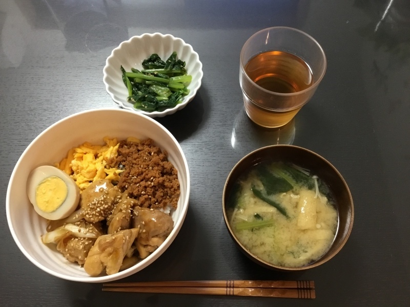 しらゆり荘夕食 鶏つくね照り焼き丼 小松菜のナムル 今日の献立