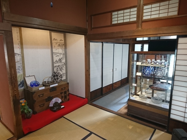 新たなチケット取り扱いのもの。そして隣の部屋はガラス展!_e0046190_17400728.jpg