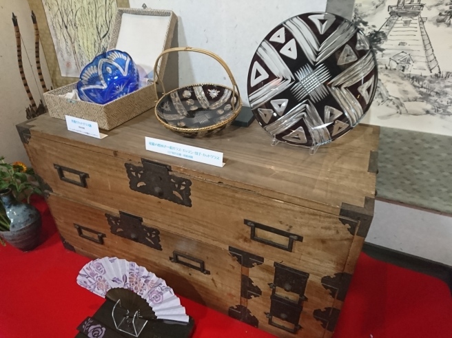 新たなチケット取り扱いのもの。そして隣の部屋はガラス展!_e0046190_17402444.jpg