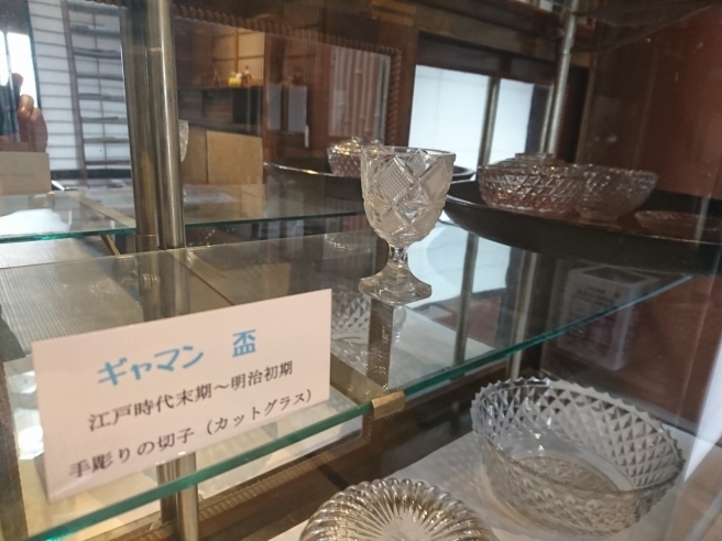 新たなチケット取り扱いのもの。そして隣の部屋はガラス展!_e0046190_17410372.jpg