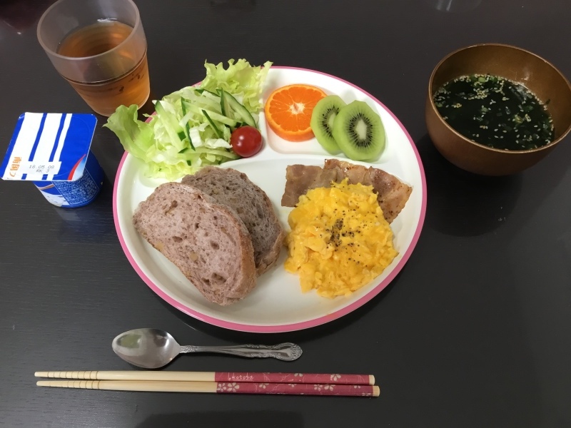 しらゆり荘朝食：くるみパン、スクランブルエッグ、ベーコン、サラダ、スープ、フルーツ、ヨーグルト_c0357519_07212092.jpeg