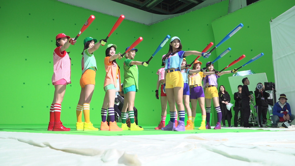 Twice ワイモバイルのテレビcm カラフル野球部 篇が本日より放映 ふてニャンを抱きかかえ触れ合うメイキング映像も公開 niconico paradise Twice ワイモバイルのテレビcm カラフル野球部 篇が本日より放映 ふてニャンを抱きかかえ触れ合うメイキング映像も公開 niconico paradise