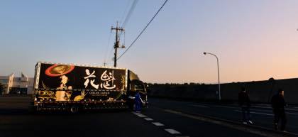 夕陽をバックに日が沈むまで撮影を......._b0194185_22463659.jpg