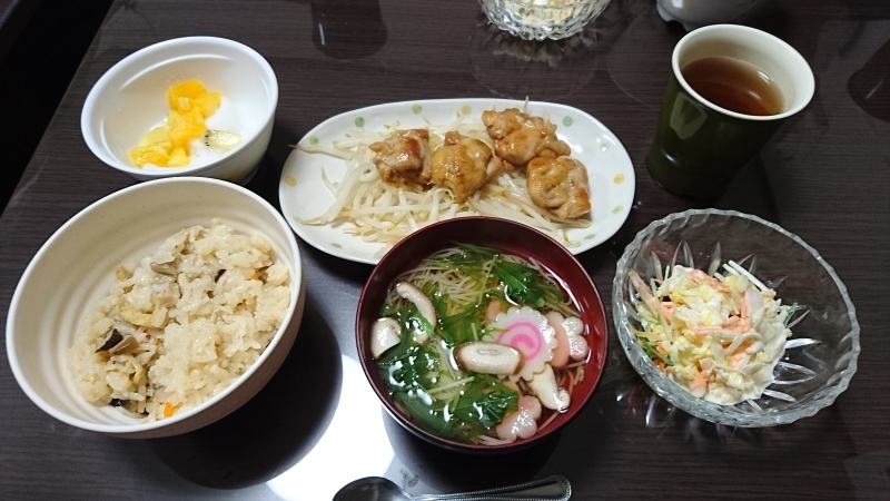 ひまわり荘 夕食 炊き込みご飯 焼鳥もやし添え うどん汁 キャベツのマヨネーズサラダ 杏仁豆腐 今日の献立 ひまわり荘 夕食 炊き込みご飯 焼鳥もやし添え うどん汁 キャベツのマヨネーズサラダ 杏仁豆腐 今日の献立