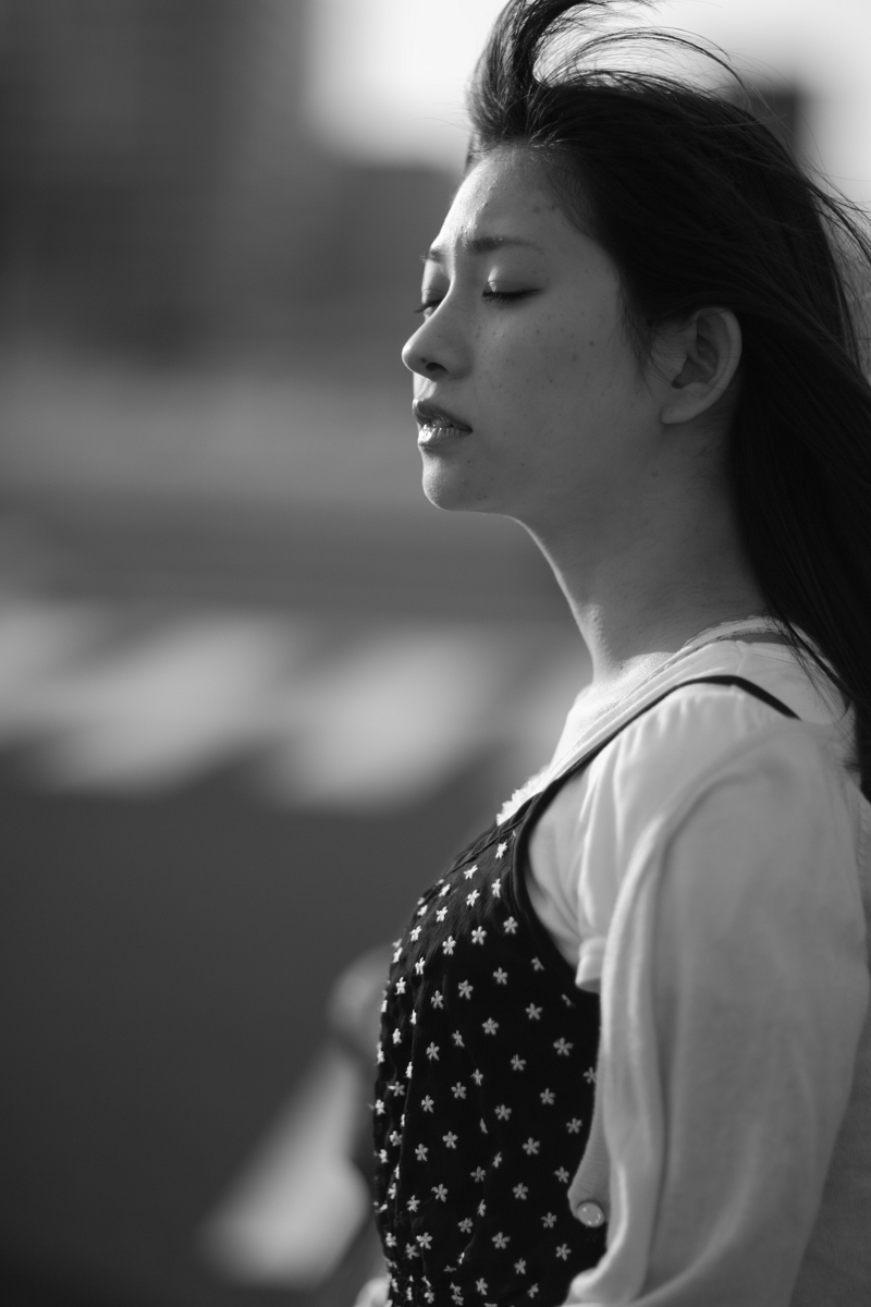 強い風に目を瞑る モノクロ写真集