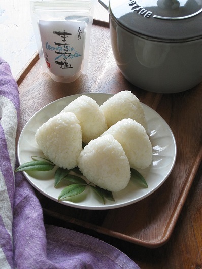 一汁一菜。筍と牛肉の甘辛煮、塩むすび、お味噌汁 ~お気に入りの塩~_d0319943_07022704.jpg