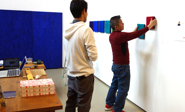 【山口敏郎展】圧巻!降り注ぐ青の雨の壁に吸い込まれる不思議_a0017350_07124088.jpg