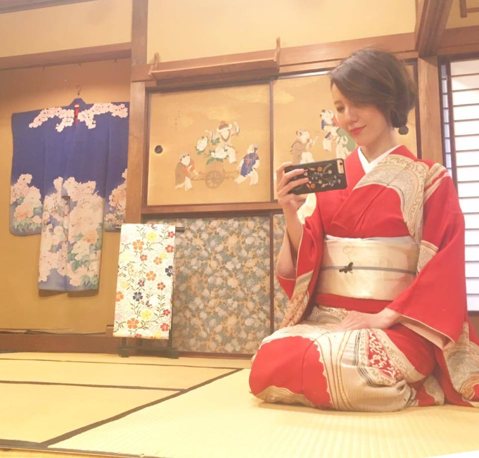 昨日の着物茶話会は盛会でした。そして急遽若い画家さんのリターンズ展_e0046190_16274766.jpg