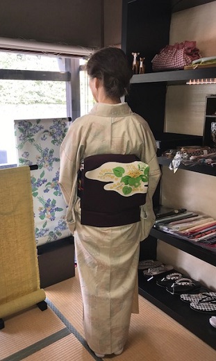 お友達とご来店のお客様・蝶々の結城紬に黄色いお花の帯_f0181251_1504141.jpg
