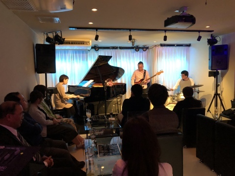 広島 Jazzlive comin 本日のライブと 5月のライブスケジュール_b0115606_11070105.jpeg