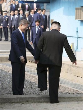 ついに南北朝鮮板門店で手をつないで大はしゃぎ！？：本当の支配者は裏にいる！？_a0348309_1442581.jpg