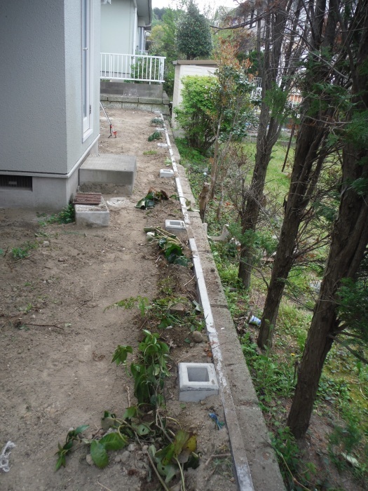 生け垣をフェンスへ 土留めと基礎ブロック 市原市リフォーム店の社長日記 日日是好日 生け垣をフェンスへ 土留めと基礎ブロック 市原市リフォーム店の社長日記 日日是好日