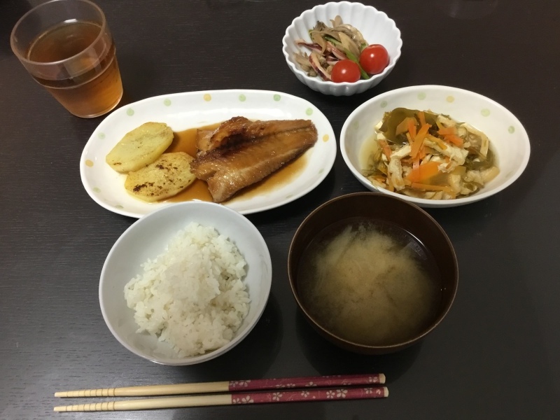 しらゆり荘夕食 赤魚の煮付け 切昆布の煮物 イカとアスパラのバター炒め ご飯 味噌汁 今日の献立 しらゆり荘夕食 赤魚の煮付け 切昆布の煮物 イカとアスパラのバター炒め ご飯 味噌汁 今日の献立