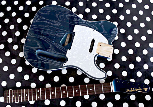 オーダーものを含むGuitar × 4種の塗装が完了です!_e0053731_17364100.jpg