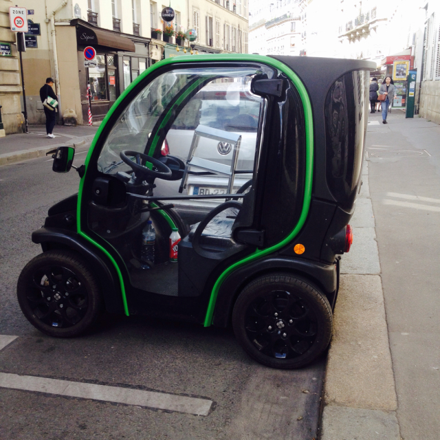 小さな車 狭いパリの路上 40 Ans A Paris 40からのパリ日記 小さな車 狭いパリの路上 40 Ans A Paris 40からのパリ日記