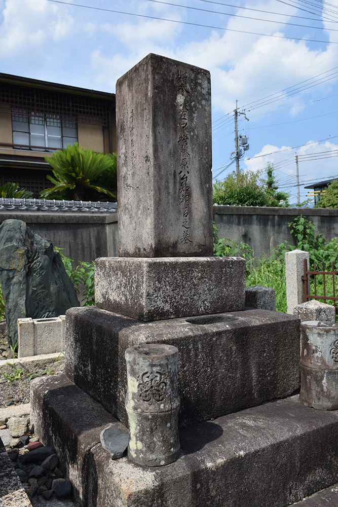 幕末京都逍遥 その64 「姉小路公知の墓(清浄華院)」_e0158128_19032812.jpg