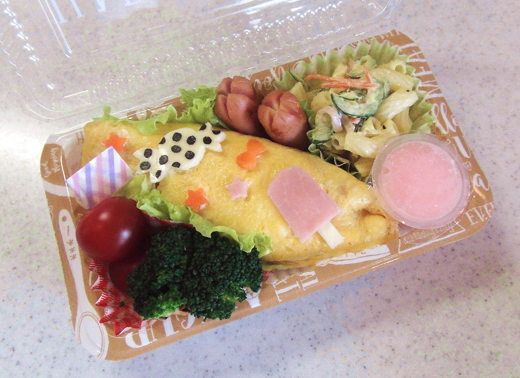 幼稚園弁当　一生懸命可愛くしたつもりのオムライス（手抜き！）_f0018384_10024387.jpg