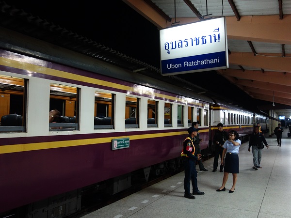 タイ国鉄東北ウボンラチャタニ線の寝台列車_d0360509_21354388.jpg