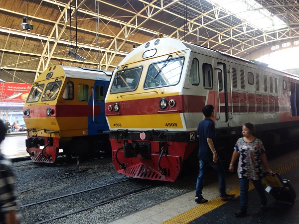 タイ国鉄東北ウボンラチャタニ線の寝台列車_d0360509_2245162.jpg