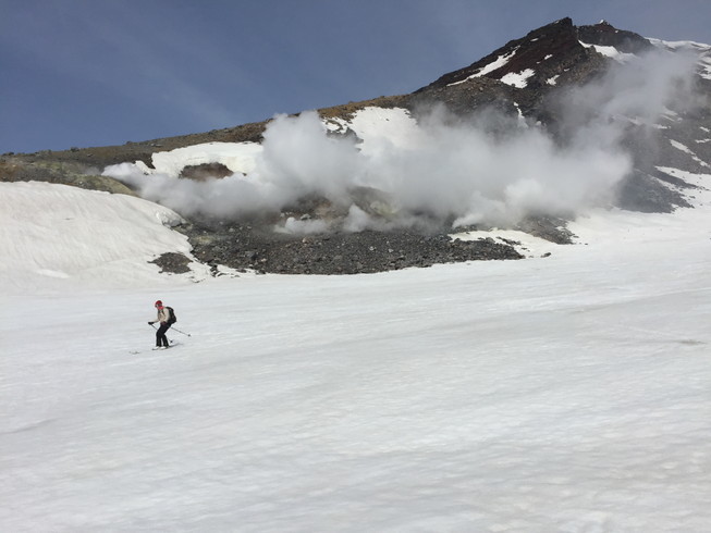 2018年5月 『大雪旭岳、地獄谷を滑る』 May 2018 \"Mt Taisetsu-Asahidake, Ski in Volcano\"_c0219616_10083627.jpg