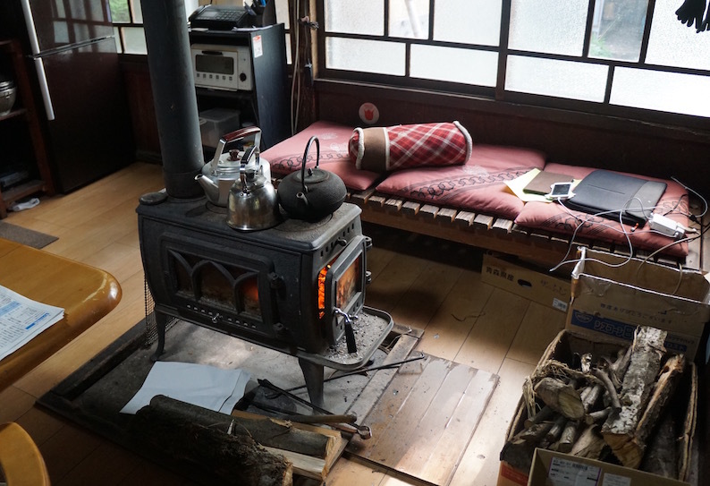 ストーブのある部屋と久利須の花_b0057679_08124138.jpg