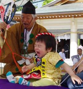 泣く子は育つ 広島護国神社で「広島泣き相撲」_b0064113_15001405.jpg