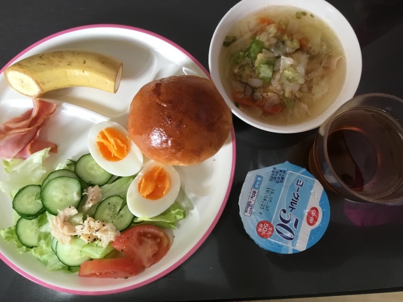しらゆり荘朝食 ロールパン サラダ スープ フルーツ ゆで卵 今日の献立