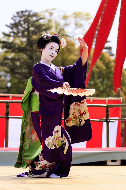 平安神宮例祭翌日祭　奉納舞（先斗町　市沙登さん、市すみさん）_f0155048_2339526.jpg