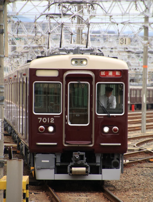 阪急7012F リニュアル 試運転_d0202264_1647583.jpg