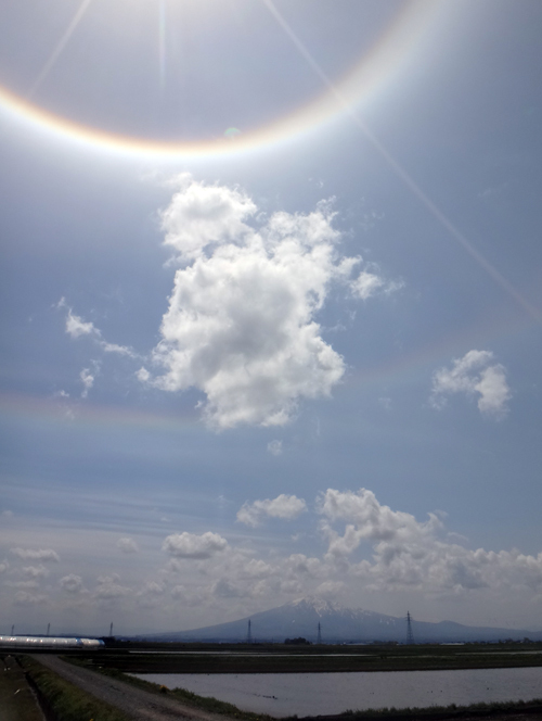 大きな日暈と環水平アーク、岩木山と一緒の景色♪_a0136293_17561035.jpg