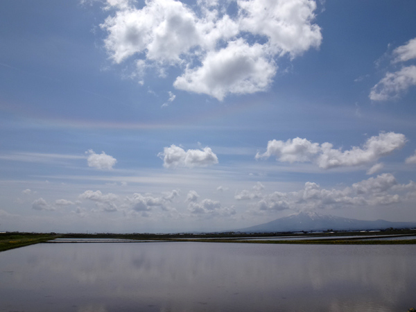 大きな日暈と環水平アーク、岩木山と一緒の景色♪_a0136293_17590137.jpg