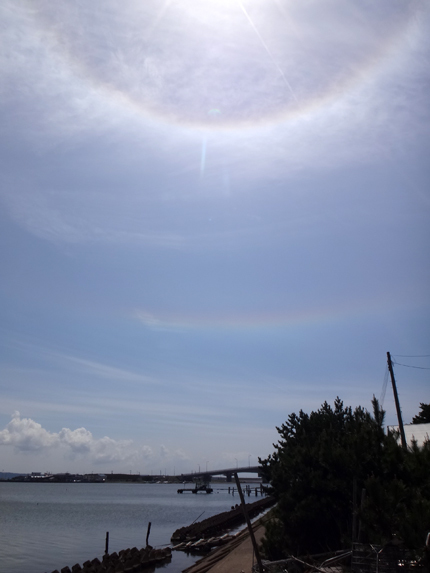大きな日暈と環水平アーク、岩木山と一緒の景色♪_a0136293_18045045.jpg