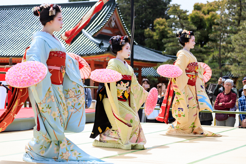 平安神宮例祭翌日祭　奉納舞踊・花笠（祇園甲部　豆純さん、豆こまさん、朋子さん）_f0155048_23314229.jpg