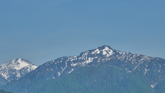 雪形「八海山の田掻き馬」がクッキリと見えます_c0336902_21160275.jpg