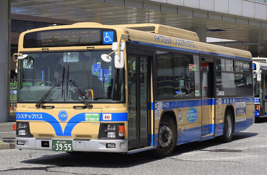 新横浜駅前のバスたち1～横浜市交通局～_e0365211_0113362.jpg