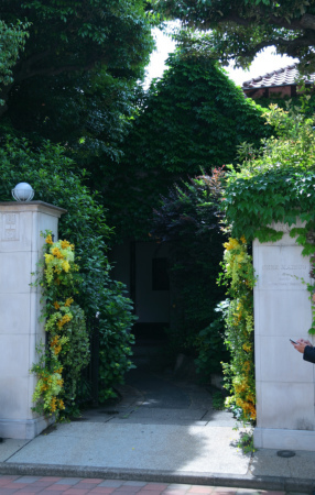 初夏の装花 3種の蘭の門柱装花 シェ松尾松濤レストラン様のウェディングへ_a0042928_21092655.jpg